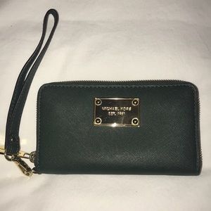 Michael Kors Zip-up wallet.